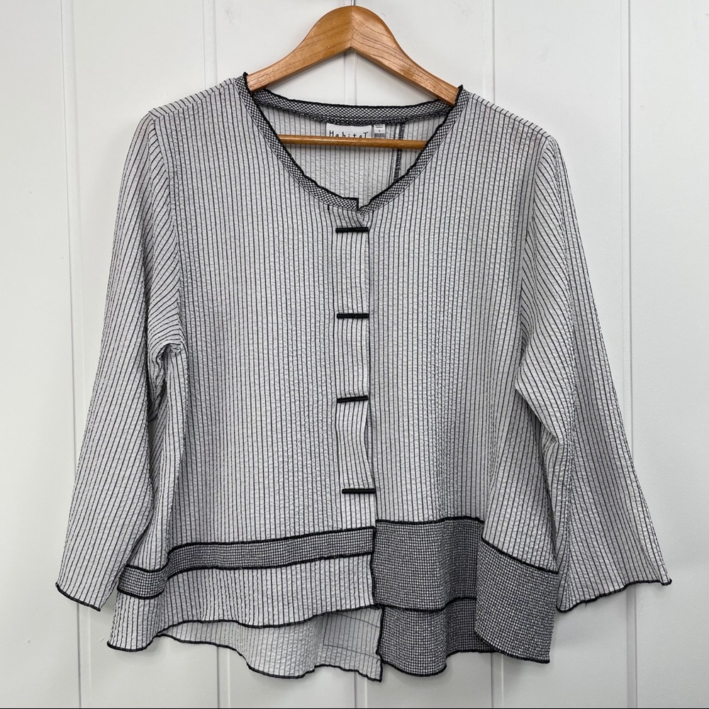 Habitat Crinkle Black and White Button Blouse